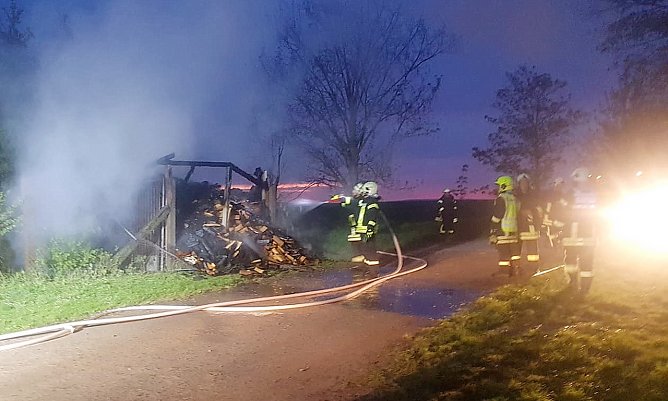 Feuer am frühen Morgen in Feldengel (Foto: S.Dietzel) Feuer am frühen Morgen in Feldengel (Foto: S.Dietzel)