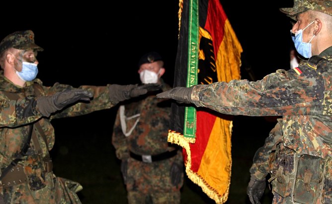Vereidigung an der Truppenfahne (Foto: Eva Maria Wiegand)