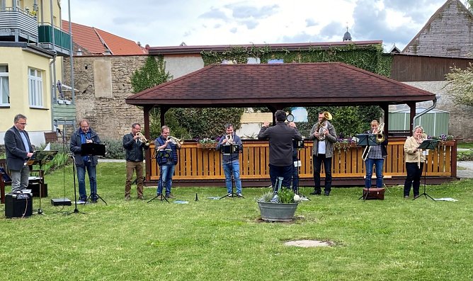 Eine besondere Freude machte der Posaunenchor der Kirchgemeinde Greu&szlig;en den Bewohnern des Seniorenzentrums "Am Waldhof" (Foto: Karina Krausholz)