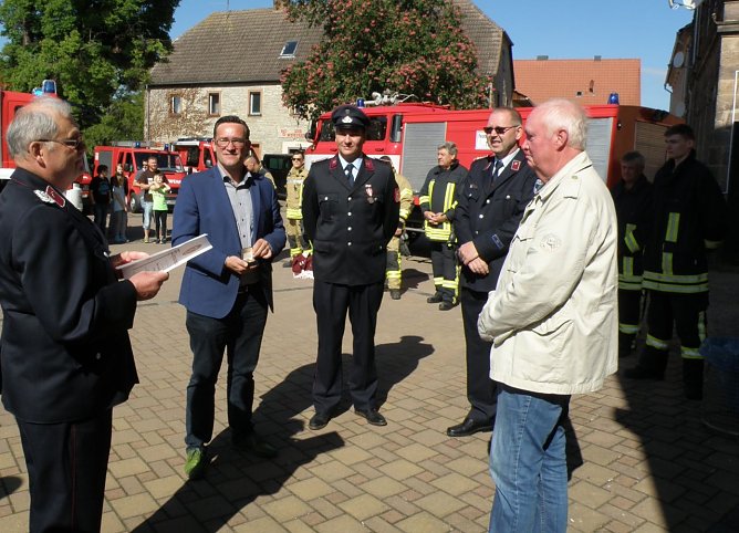 v.l.Kreisfeuerwehrverbandschef Harald Schneider; B&uuml;rgermeister Steffen Sauerbier; Stadtbrandmeister Benjamin Voigt; Wehrf&uuml;hrer Steffen Fellendorf; Gerald Br&ouml;del (Foto: Josa )