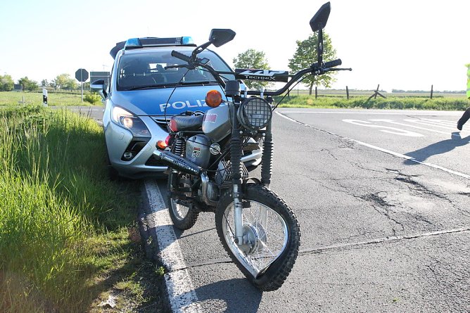 Der Fahrer des demolierten Mopeds kam mit leichten Verletzungen davon (Foto: S. Dietzel)