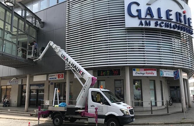 Die Schlossgalerie wird geputzt (Foto: emw) Die Schlossgalerie wird geputzt (Foto: emw)
