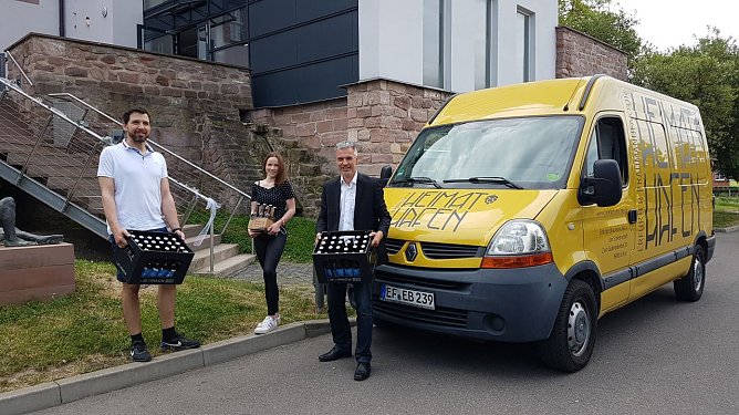 v.l. Vanessa Vollrath (Mitarbeiterin in der Tourist-Information);   J&ouml;rg Kirchner (Erfurter Braumanufaktur); Jens L&uuml;decke (Gesch&auml;ftsf&uuml;hrer der Kur & Tourismus GmbH Bad Frankenhausen). (Foto: Kur & Tourismus GmbH Bad Frankenhausen)