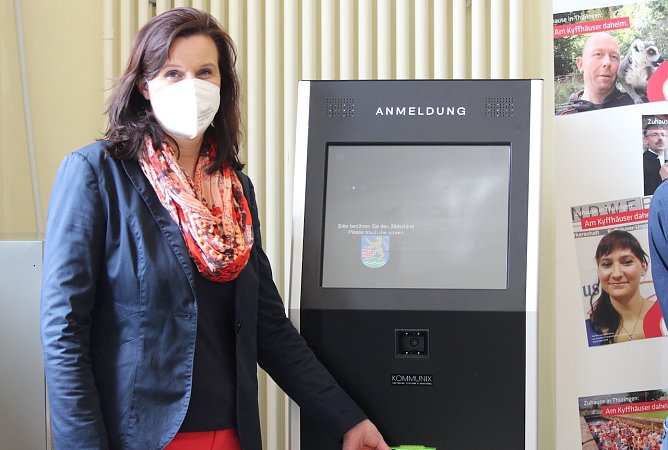 Landr&auml;tin Antje Hochwind-Schneider mit neuem Terminal (Foto: Eva Maria Wiegand)