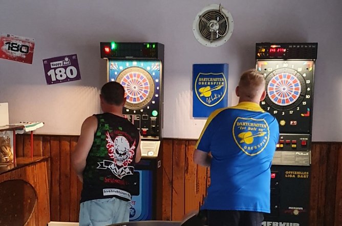 Jetzt fliegen die Pfeile wieder (Foto: Dartchaoten in der Darts Arena Oberspier) Jetzt fliegen die Pfeile wieder (Foto: Dartchaoten in der Darts Arena Oberspier)