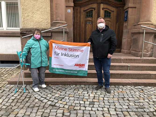 v.l.Ina R&ouml;mer, B&uuml;rgermeister Torsten Bl&uuml;mel (Foto: VdK Ortsverband Artern)