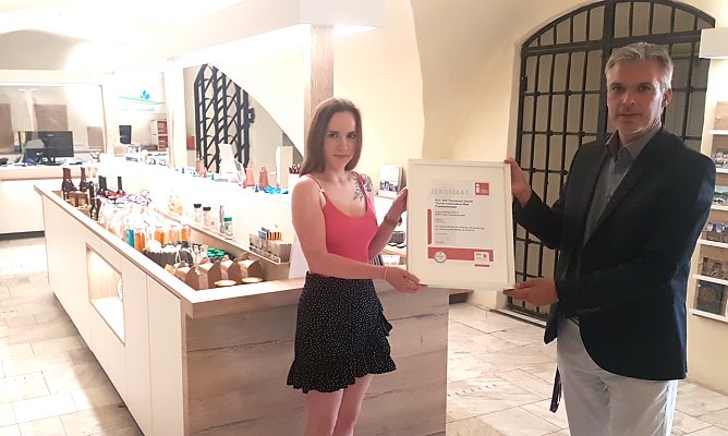 Vanessa Vollrath (Mitarbeiterin der Tourist-Information); Jens L&uuml;decke Gesch&auml;ftsf&uuml;hrer der Kur & Tourismus GmbH Bad Frankenhausen (Foto: Kur & Tourismus GmbH Bad Frankenhausen)