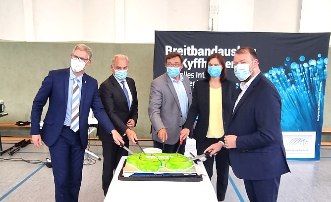 Dr. Thomas Knoll, Stephan K&auml;fer, Steffen Sauerbier, Landr&auml;tin Antje Hochwind-Schneider, Daniel Knohr - beim Tortenanstich        (Foto: Landratsamt Sondershausen)