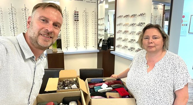 v.l Christian Jarzombski (Gesch&auml;ftsf&uuml;hrer Augenoptik Artern); Sandra Blunk (D&uuml;ne Sondershausen) (Foto: D&uuml;ne Sondershausen)