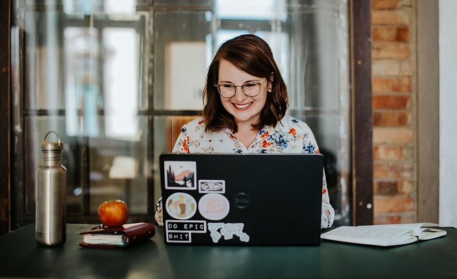 Jessica Fichtel ist Co-Gr&uuml;ndering des Th&uuml;ringer Bloggernetzwerkes. Mit ihrem Beitrag "3 Ausflugstipps f&uuml;r den Th&uuml;ringer Wald" ist sie zudem Teil der Aktion "Th&uuml;ringen wieder entdecken". Bild-Rechteinhaberin: Jessika Fichtel (Foto: Christin Schreiter, Goldine Fotografie)