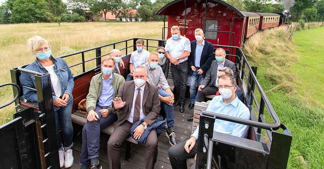 Corona-gerechte Premierenfahrt: Die anwesenden Ehreng&auml;ste genossen am heutigen Vormittag die erste Fahrt im neuen Schienencabrio, welches ab heute fahrplanm&auml;&szlig;ig auf der Selketalbahn eingesetzt wird. (Foto: HSB/Dirk Bahnsen)