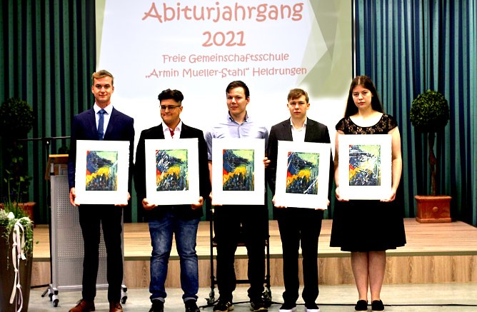 v.l. Hans, Oscar, Torsten, Jakob und Lena, Absolventen bei der Zeugnis&uuml;bergabe (Foto: Sarah Krau&szlig;pe)