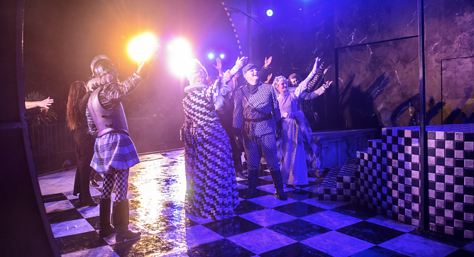 Auch die "Addams Family" kam bei den Schlossfestspielen gut an (Foto: Marco Kneise) Auch die "Addams Family" kam bei den Schlossfestspielen gut an (Foto: Marco Kneise)