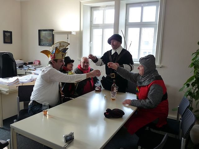 Erstürmung Rathaus (Foto: Karl-Heinz Herrmann) Erstürmung Rathaus (Foto: Karl-Heinz Herrmann)