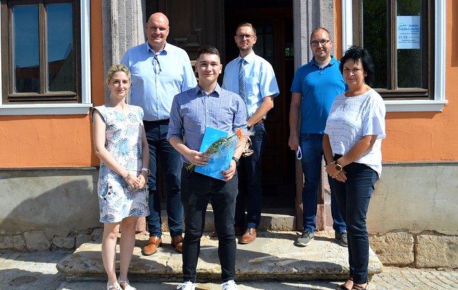 v.l.hinten B&uuml;rgermeister Steffen Grimm; Verwaltungsleiter Stefan Aschenbrenner;  Personalratsvorsitzender Sebastian Staudter. Vorne .v.l  Personalleiterin Diana K&ouml;nig; Absolvent Lucas Wagner;  Ausbildungsleiterin Silke Kitscha (Foto: Stadtverwaltung Sondershausen)