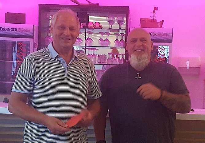 Ehrung von Wolfgang Henze durch Bert Bilke (v.l.n.r.) (Foto: B.Bilke) Ehrung von Wolfgang Henze durch Bert Bilke (v.l.n.r.) (Foto: B.Bilke)