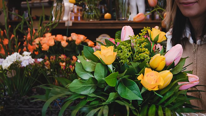 In der Floristik haben Besch&auml;ftigte auch in Pandemiezeiten alle H&auml;nde voll zu tun. Jetzt gibt es f&uuml;r sie deutlich mehr Geld. (Foto: Ferdinand Paul)
