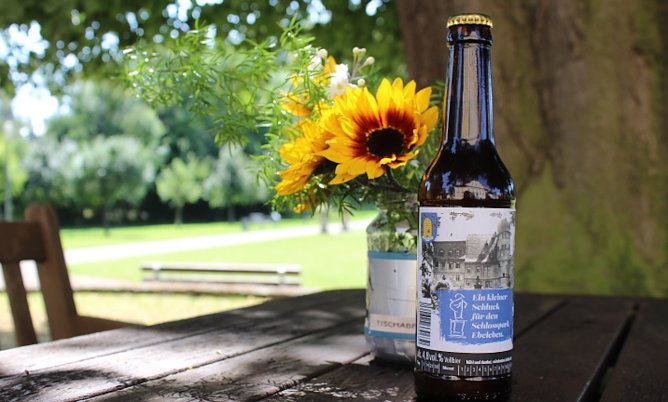 Ein kleiner Schluck für den Schlosspark Ebeleben (Foto: Eva Maria Wiegand) Ein kleiner Schluck für den Schlosspark Ebeleben (Foto: Eva Maria Wiegand)