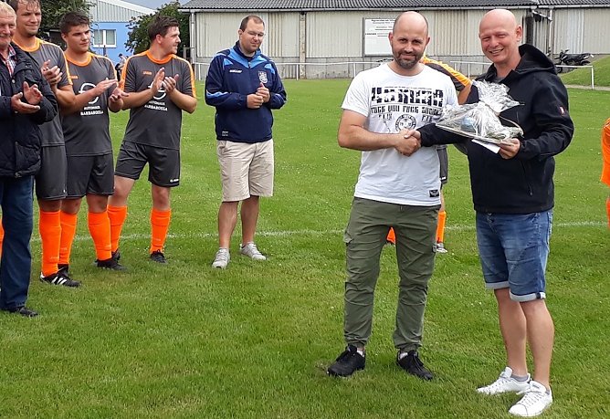 &Uuml;bergabe der Ehrenamtscard an Marcel T&ouml;pfer (Foto: Thomas R&ouml;ber, Ehrenamtsbeirat Kyffh&auml;userkreis )