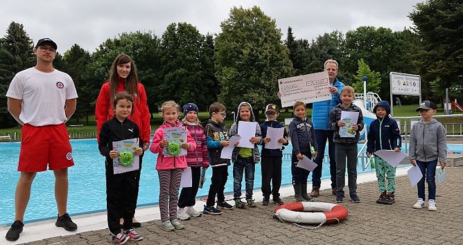 Pr&uuml;fung in Schwimmlager in Gro&szlig;furra erfolgreich abgeschlossen (Foto: Kyffh&auml;usersparkasse)