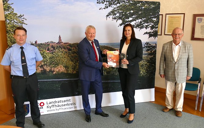 v.l.Kreisbrandmeister Jonas Weller; Uwe Peters (Kyffh&auml;usersparkasse); Landr&auml;tin Antje Hochwind-Schneider; Dr. Thiele (Foto: Landratsamt Sondershausen)