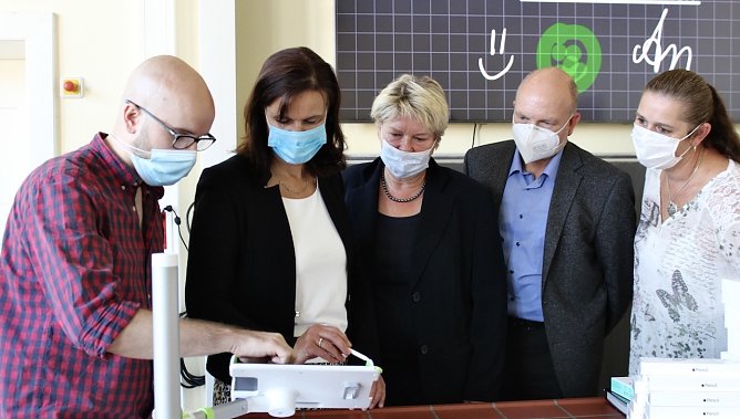 v.l. Michael Oeser (IT Experte); Landr&auml;tin Antje Hochwind-Schneider; Franka Hintzing (Schulamt); Ingo Worte -Schulleiter des Geschwister-Scholl-Gymnasiums; Schulleiterin der Grundschule Geschwister-Scholl  (Foto: Eva Maria Wiegand)