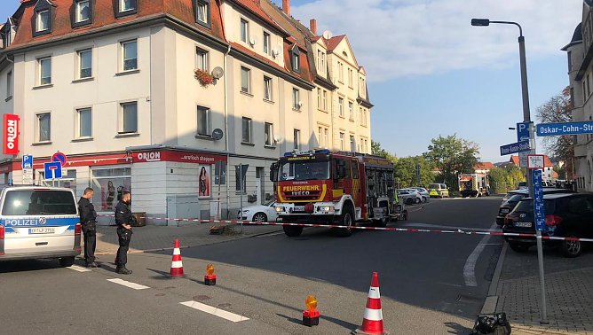 Polizeibeamte sperren den Tatort ab (Foto: S.Dietzel)