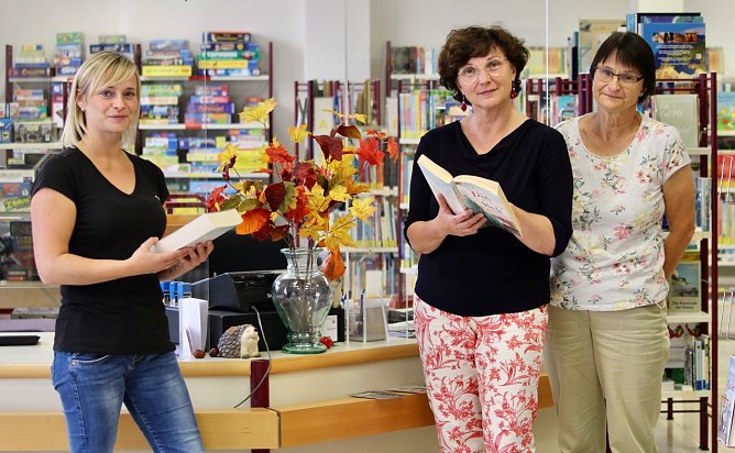 v.l. Das Team der Bibliothek " Johann Karl Wenzel" v.l. Janett Noack (Leiterin); Christine Most, Karin Fischer.  (Foto: Eva Maria Wiegand)