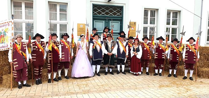Umzug der Frankenhisser Hausm&auml;nner" und Landsknechte, angef&uuml;hrt vom  B&uuml;rgermeister der Stadt Bad Frankenhausen Matthias Strejc, der Kurdirektorin der Kur & Tourismus Bad Frankenhausen, Frau Katja Rudolph und die Fliederk&ouml;nigin Jennifer  I. (Foto: Peter M&ouml;bius)