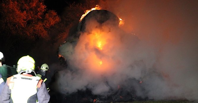 Brandstiftung:Strohballen in Kirchengel angez&uuml;ndet (Foto: S.Dietzel)