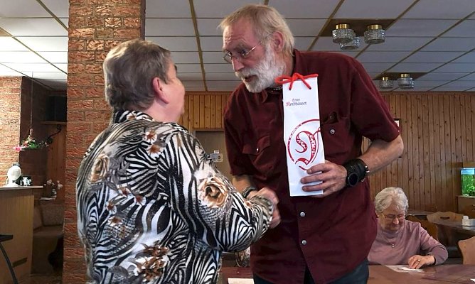 Christa Gro&szlig; bedankte sich bei Olaf Schimmelpfennig f&uuml;r die vielen sch&ouml;nen Eindr&uuml;cke und Berichte mit einem kleinen Geschenk (Foto: T. Leipold)