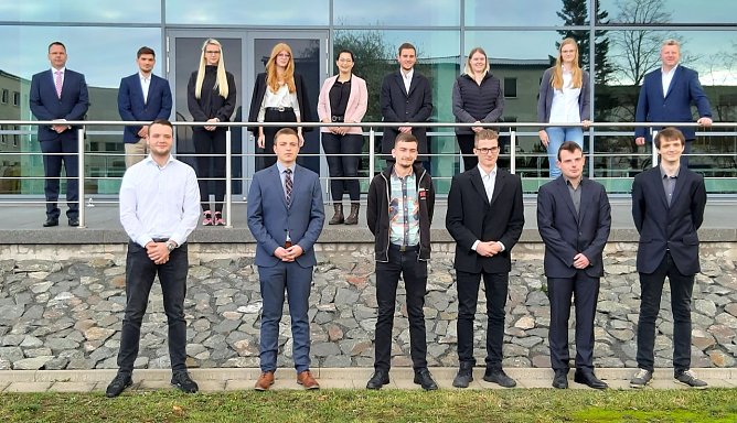 Stolze Absolventen, die zu den Besten des Landes z&auml;hlen (Foto: S.Dirumdam)