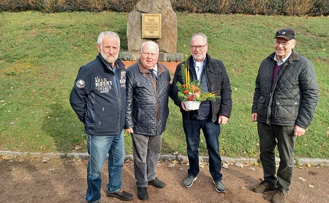 Blumen wurden am Denkmal des Rennfahrers Paul Greifzu abgelegt (Foto: H.Rein) Blumen wurden am Denkmal des Rennfahrers Paul Greifzu abgelegt (Foto: H.Rein)
