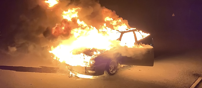 Brennendes Fahrzeug bei Ebeleben (Foto: S. Dietzel)