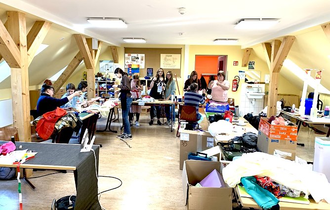 Sch&uuml;ler gestalten mit Unterst&uuml;tzung der Jugendkunstschule Nordhausen, Puppen f&uuml;r "Kabale und Liebe" (Foto: TGS Oldisleben)