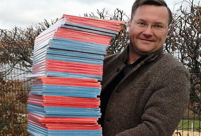 Stefan schart verteilt wiederAdventskalender (Foto: privat)