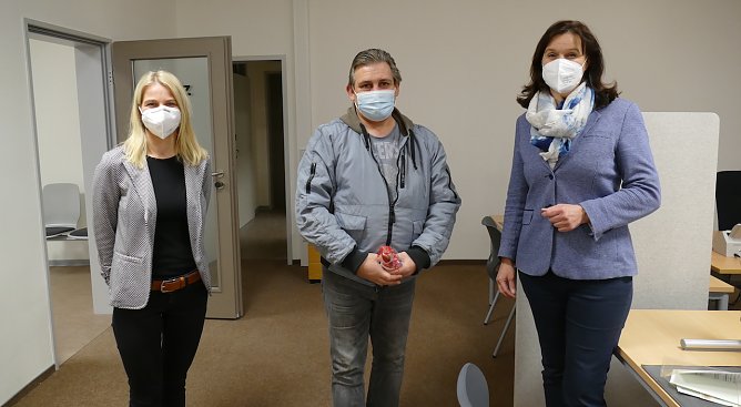 Landr&auml;tin Antje Hochwind-Schneider (re.) und Leiterin B&uuml;rgerservice Eileen Soost (li.) begr&uuml;&szlig;en 1. B&uuml;rger in den neuen R&auml;umlichkeiten des B&uuml;rgerservice am  (Foto: LRA Sondershausen)