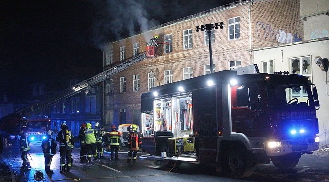 Fabrikbrand gestern Abend in Schlotheim (Foto: S.Dietzel) Fabrikbrand gestern Abend in Schlotheim (Foto: S.Dietzel)