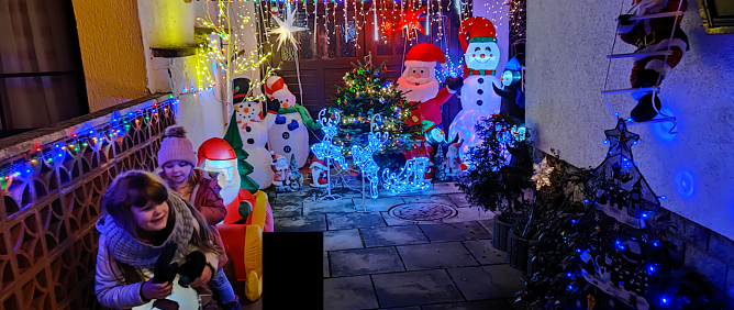 Kinder freuen sich über das bunte leuchtende "Weihnachtshaus" (Foto: Marcel Steinecke) Kinder freuen sich über das bunte leuchtende "Weihnachtshaus" (Foto: Marcel Steinecke)