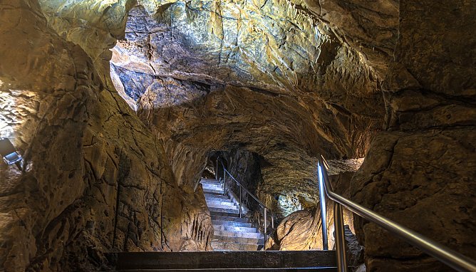 Treppenaufgang der Baumannsh&ouml;hle in R&uuml;beland (Foto: J. Reichel)
