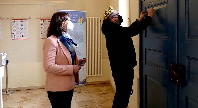 Landr&auml;tin Antje Hochwind-Schneider nimmt Segen entgegen. Pfarrer Steffen Wichmann bringt die Segensbitte am Eingang der Kreisverwaltung an  (Foto: LRA Kyffh&auml;userkreis)