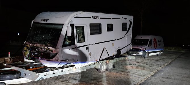 Abenteuerliches Gespann auf der A4 (Foto: Autobahnpolizei)