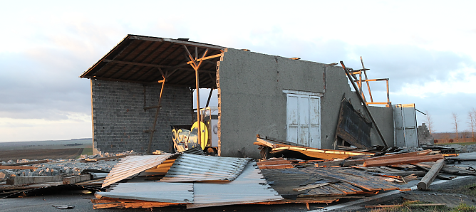 Das gestrige Sturmtief lies von dieser Scheune nicht mehr viel &uuml;brig (Foto: S. Dietzel)