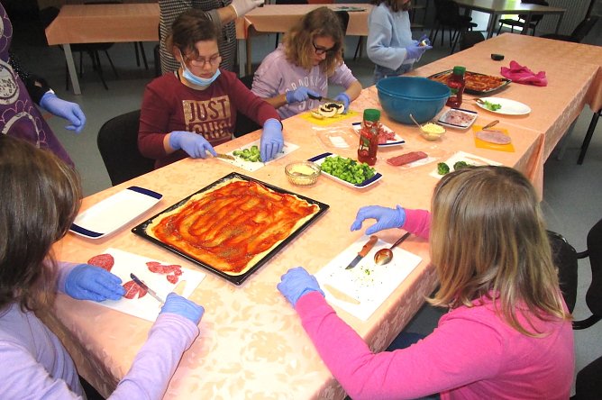 Pizzabacken im Freizeitzentrum Artern (Foto: J. Haselhuhn)