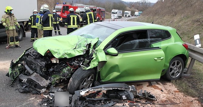 Schwerer Verkehrsunfall auf der B4 (Foto: S.Dietzel)