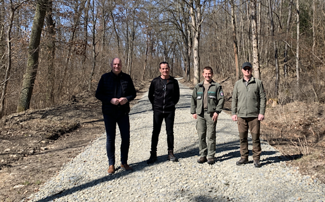 von links nach rechts: B&uuml;rgermeister Steffen Grimm, Fachgebietsleiter Liegenschaften der   Stadtverwaltung   Sondershausen   Uwe   Pforr,   Revierleiter   Marcel   Raube   (Forstamt Bleicherode-S&uuml;dharz), stellv. Forstamtsleiter Knut Apel (Forstamt Bleicherode-S&uuml;dharz) (Foto: Stadtverwaltung Sondershausen)