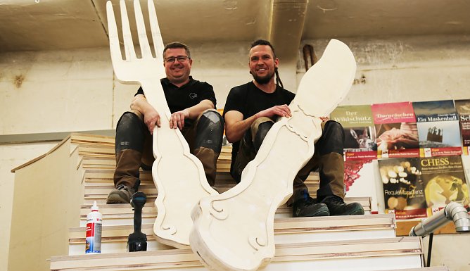 Die beiden Theatertischler Jens Grabe und Dominik Siebert (Foto: TNLOS) Die beiden Theatertischler Jens Grabe und Dominik Siebert (Foto: TNLOS)