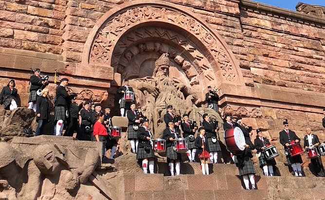 "Barbarossa Piepes & Drums" am Kyffh&auml;userdenkmal (Foto: Heiko von"Barbarossa Piepes & Drums" )