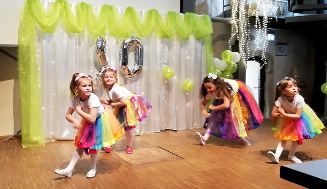 Die Kindergruppe der Sp&auml;taussiedlerinitiative KONTAKT" f&uuml;hrte eine perfekte Choreographie vor (Foto: Karla Kreyer)