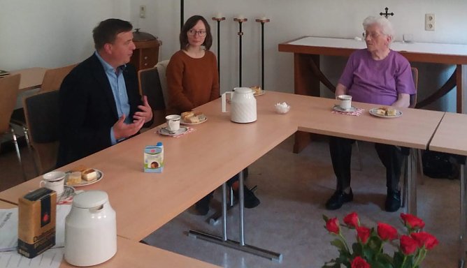 Greu&szlig;ner B&uuml;rgermeister Torsten Abicht besucht mit einer AGATHE-Mitarbeiterin das Frauentreff in der evang. Kirchengemeine Greu&szlig;en (Foto: LRA Kyffh&auml;userkreis)